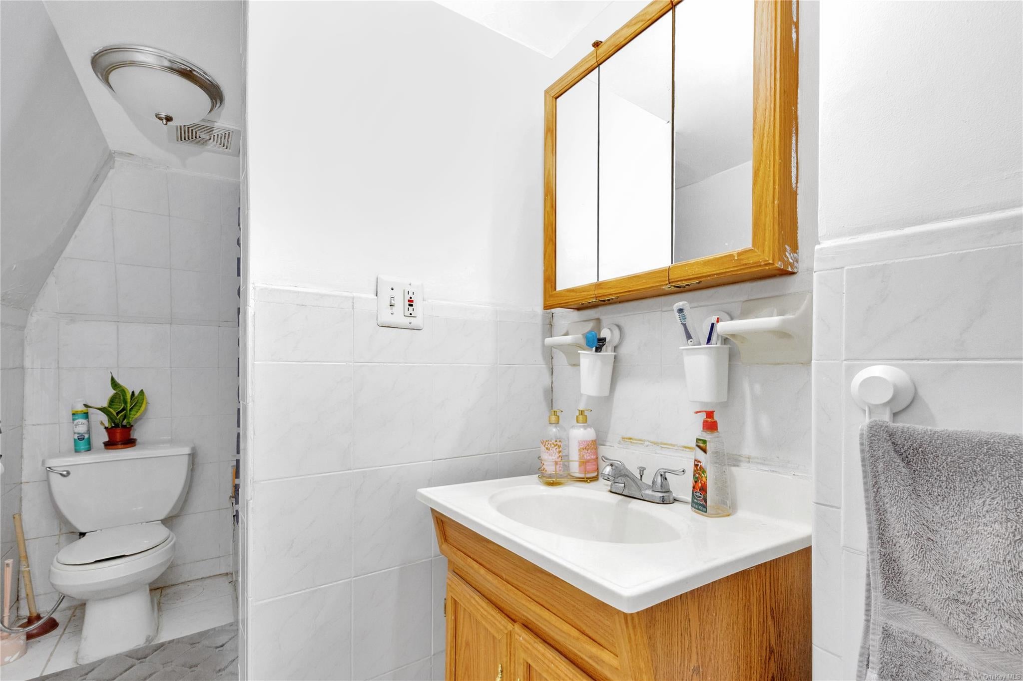 Elmhurst, New York, 11373, United States, ,7 BathroomsBathrooms,Residential,Pending,1825061
