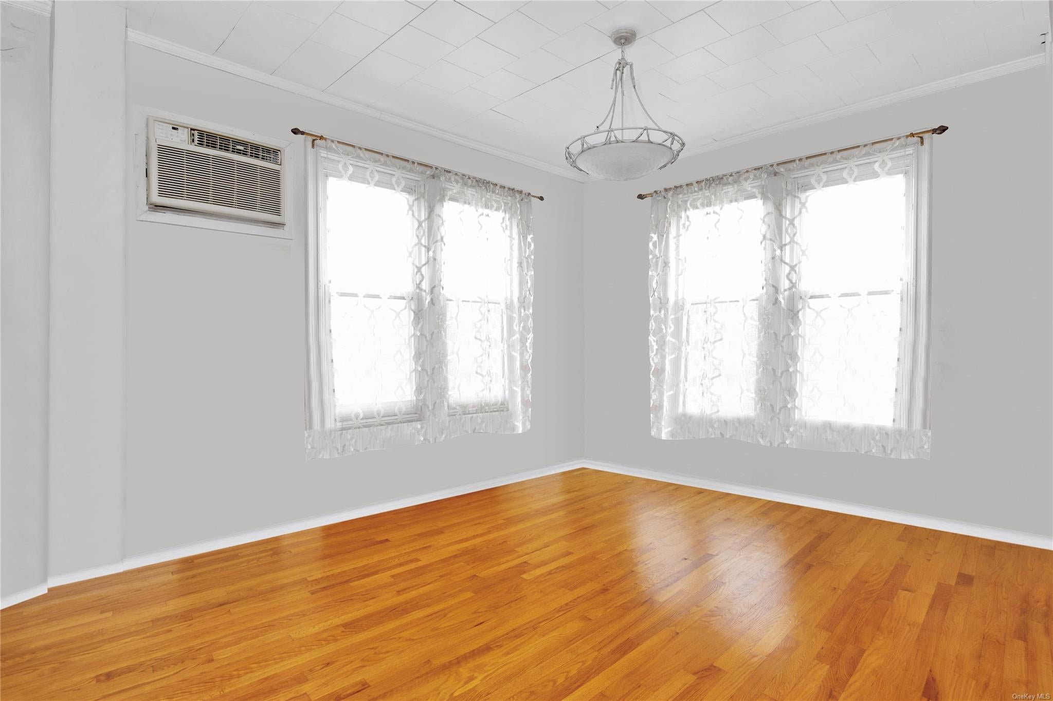 Elmhurst, New York, 11373, United States, ,7 BathroomsBathrooms,Residential,Pending,1825061
