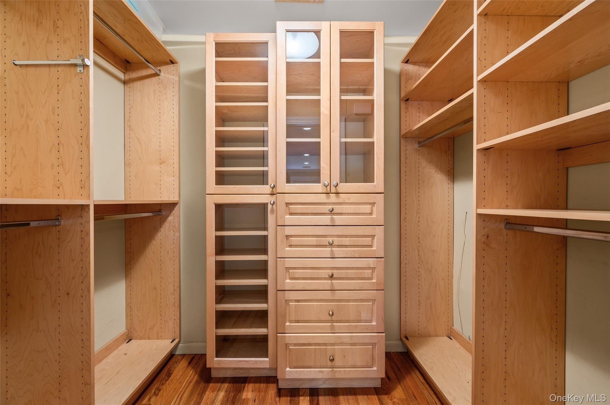 Great Neck, New York, 11021, United States, 5 Bedrooms Bedrooms, ,4 BathroomsBathrooms,Residential,Active,1885010