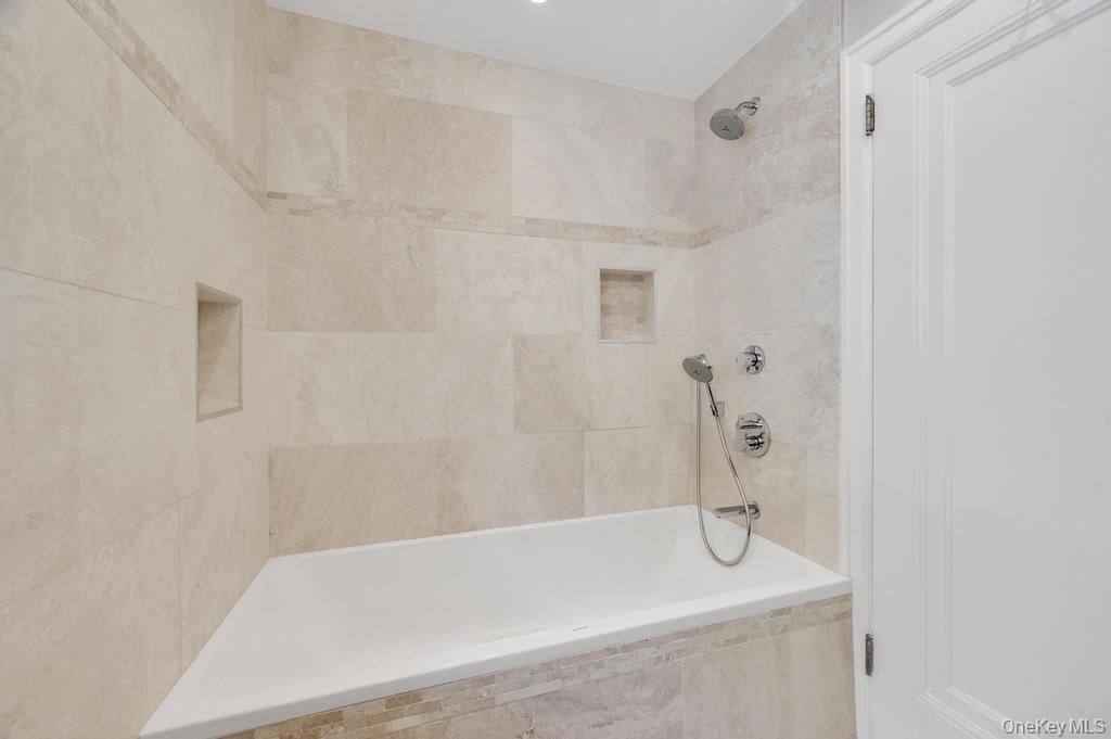 White Plains, New York, 10605, United States, 5 Bedrooms Bedrooms, ,4 BathroomsBathrooms,Residential,Pending,2045677
