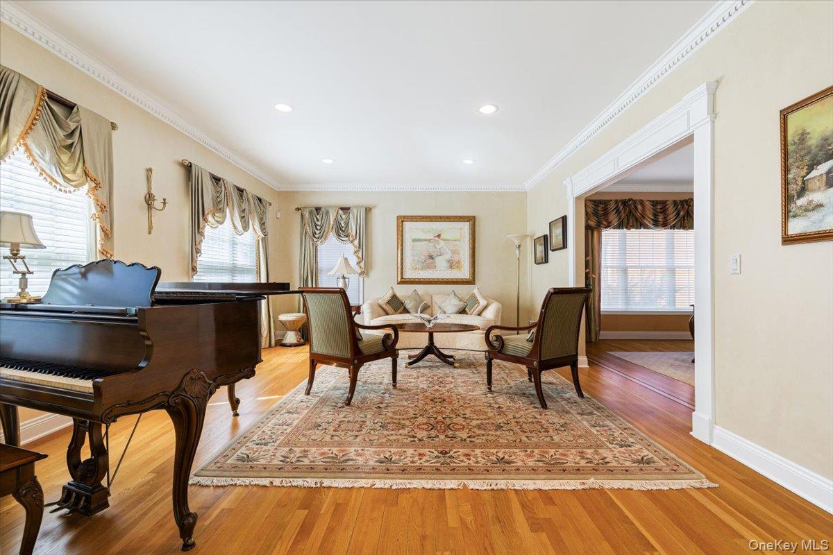 Scarsdale, New York, 10583, United States, 4 Bedrooms Bedrooms, ,4 BathroomsBathrooms,Residential,Active,1951822