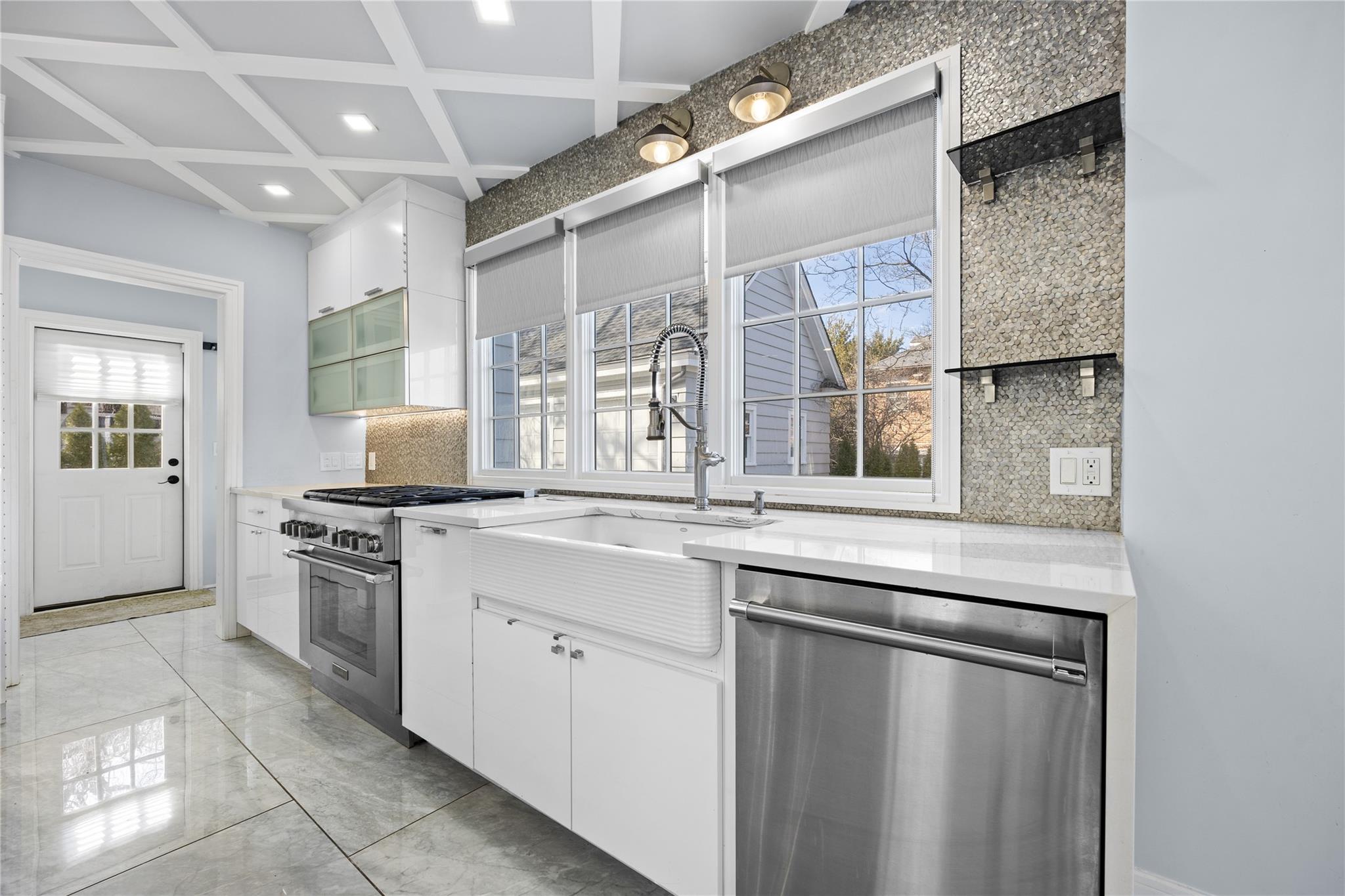 Douglaston, New York, 11363, United States, ,5 BathroomsBathrooms,Residential,Active,1741588