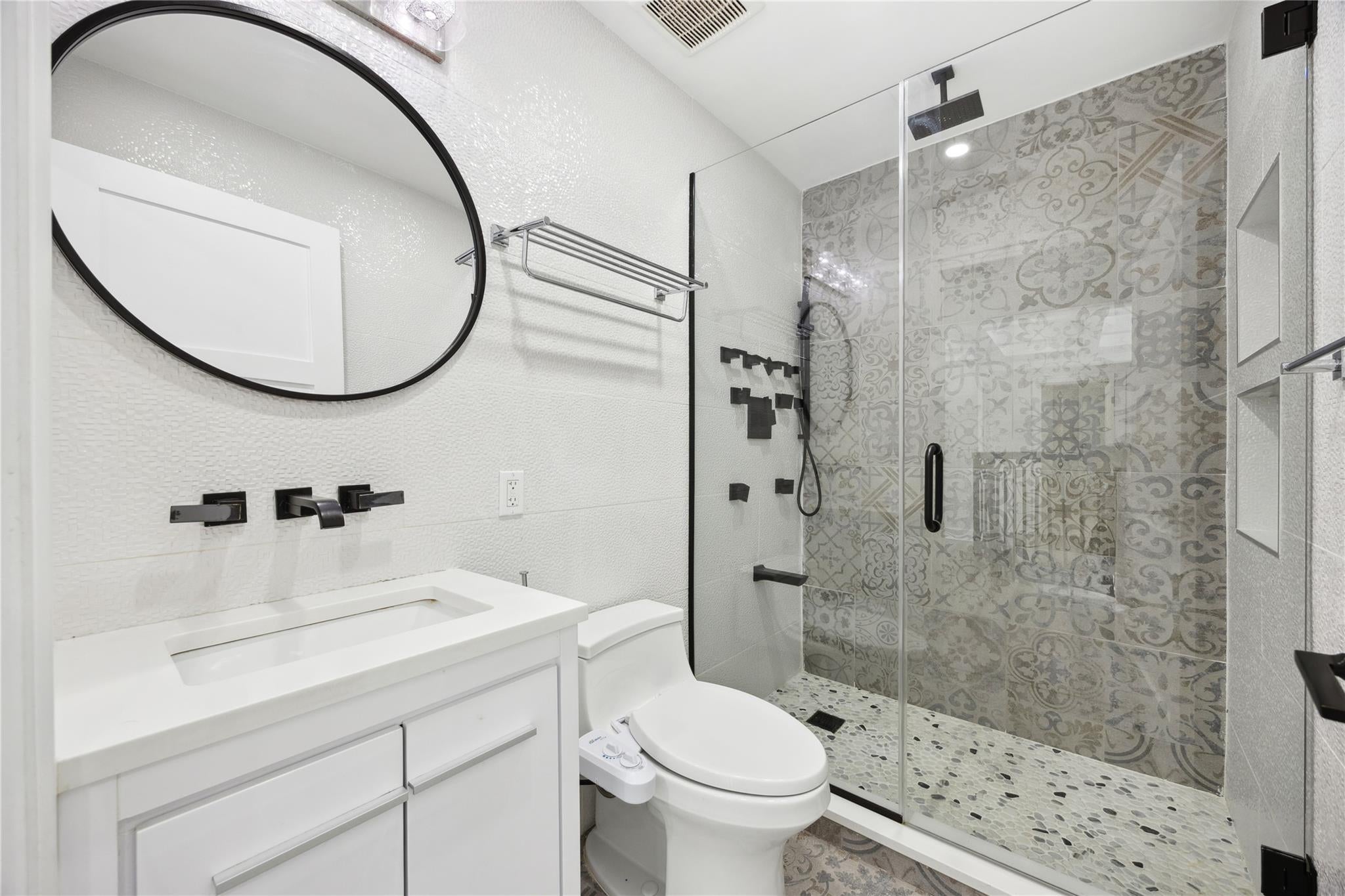 Douglaston, New York, 11363, United States, ,5 BathroomsBathrooms,Residential,Active,1741588