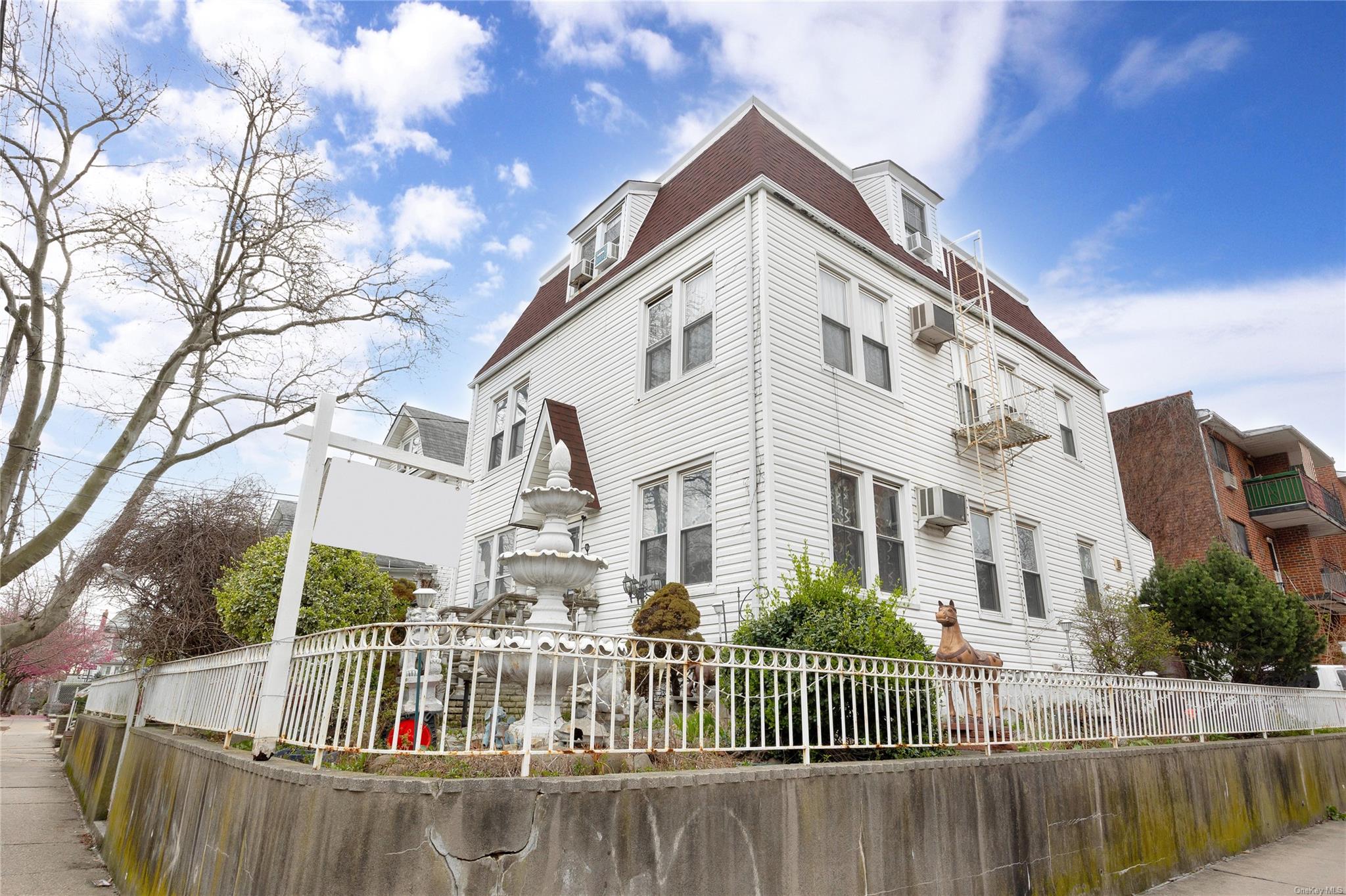 Elmhurst, New York, 11373, United States, ,7 BathroomsBathrooms,Residential,Pending,1825061