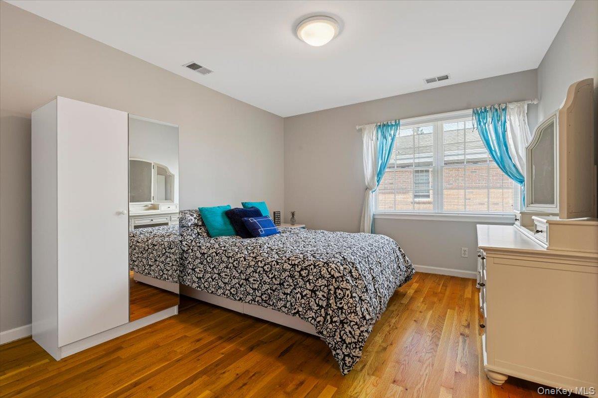 Scarsdale, New York, 10583, United States, 4 Bedrooms Bedrooms, ,4 BathroomsBathrooms,Residential,Active,1951822