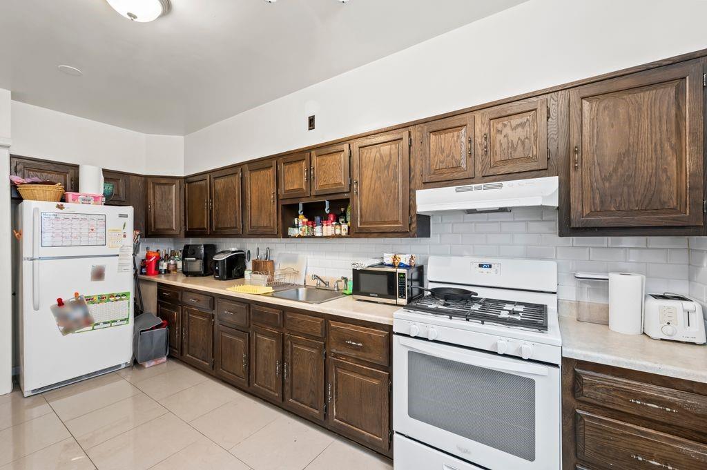 Brooklyn, New York, 11204, United States, 10 Bedrooms Bedrooms, ,6 BathroomsBathrooms,Residential,Active,1710730