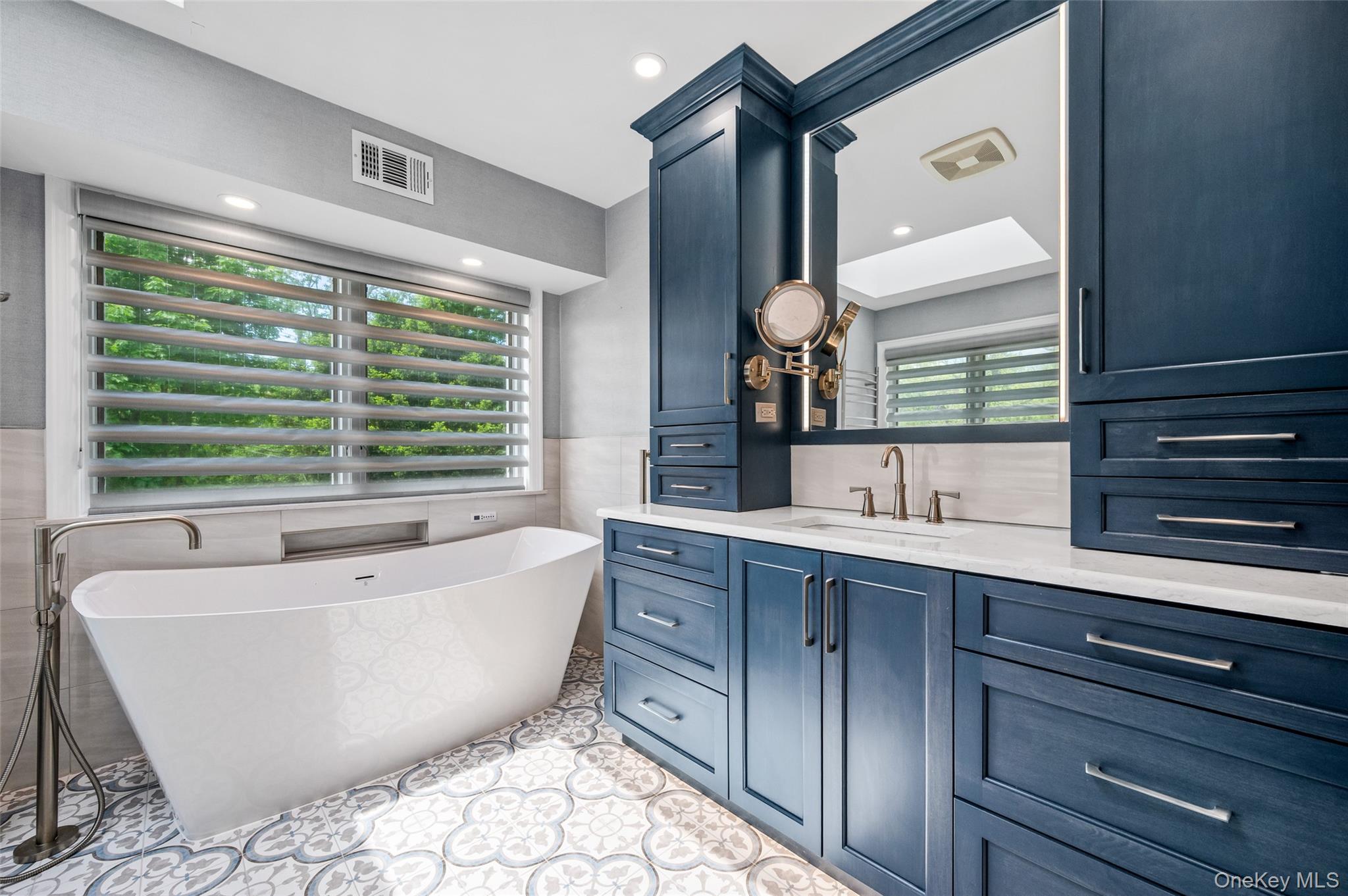 Great Neck, New York, 11021, United States, 5 Bedrooms Bedrooms, ,4 BathroomsBathrooms,Residential,Active,1885010