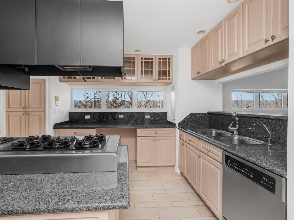 Bronx, New York, 10471, United States, 4 Bedrooms Bedrooms, ,3 BathroomsBathrooms,Residential,Active,1764906
