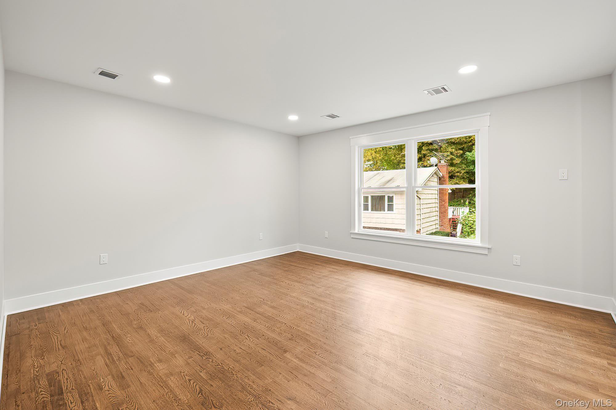 White Plains, New York, 10607, United States, 4 Bedrooms Bedrooms, ,3 BathroomsBathrooms,Residential,Active,1965798