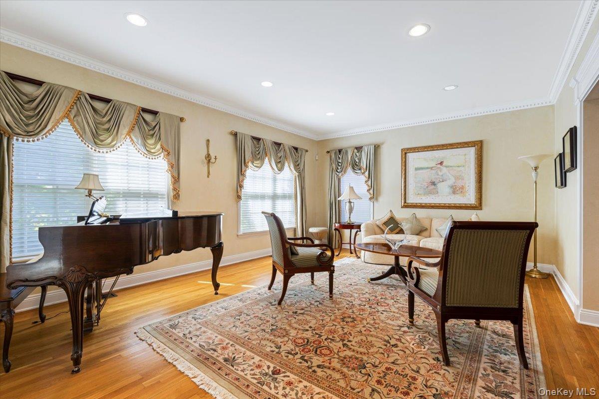 Scarsdale, New York, 10583, United States, 4 Bedrooms Bedrooms, ,4 BathroomsBathrooms,Residential,Active,1951822