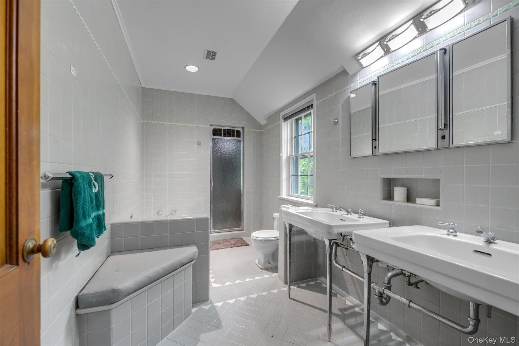 Great Neck, New York, 11021, United States, 5 Bedrooms Bedrooms, ,6 BathroomsBathrooms,Residential,Active,1824539