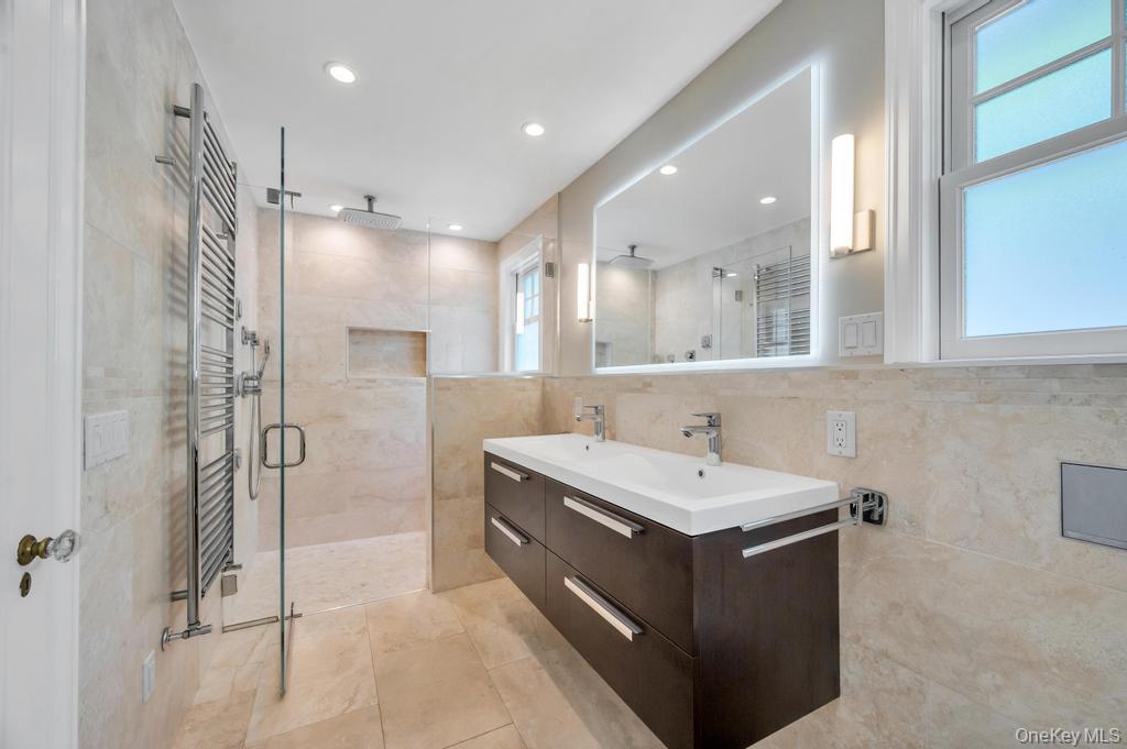White Plains, New York, 10605, United States, 5 Bedrooms Bedrooms, ,4 BathroomsBathrooms,Residential,Pending,2045677