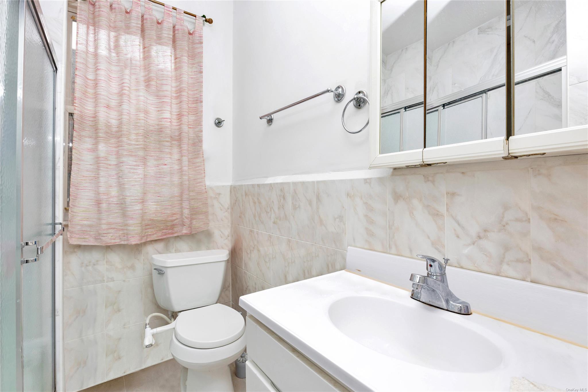 Elmhurst, New York, 11373, United States, ,7 BathroomsBathrooms,Residential,Pending,1825061
