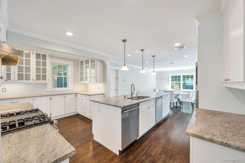 White Plains, New York, 10605, United States, 5 Bedrooms Bedrooms, ,4 BathroomsBathrooms,Residential,Pending,2045677
