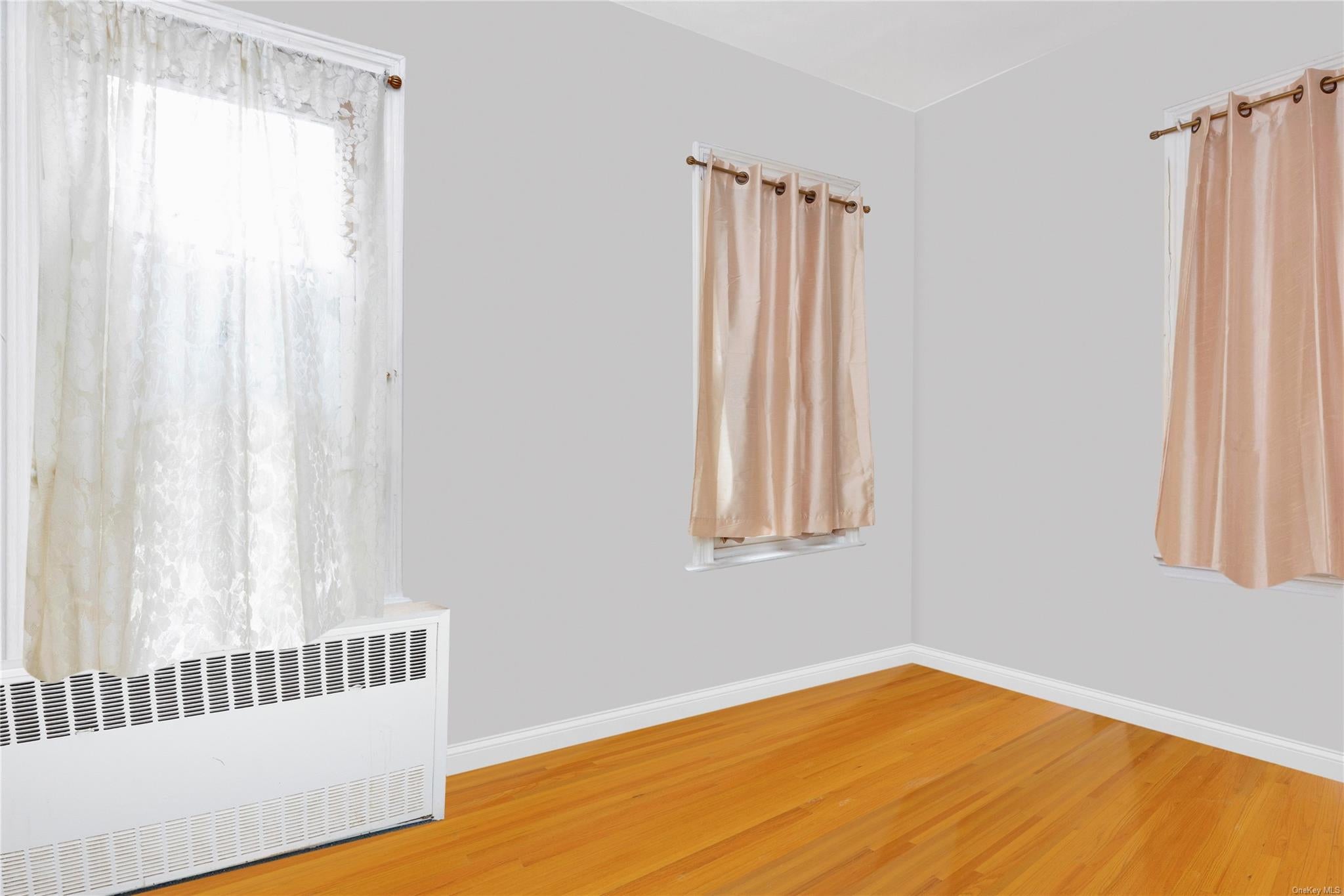 Elmhurst, New York, 11373, United States, ,7 BathroomsBathrooms,Residential,Pending,1825061