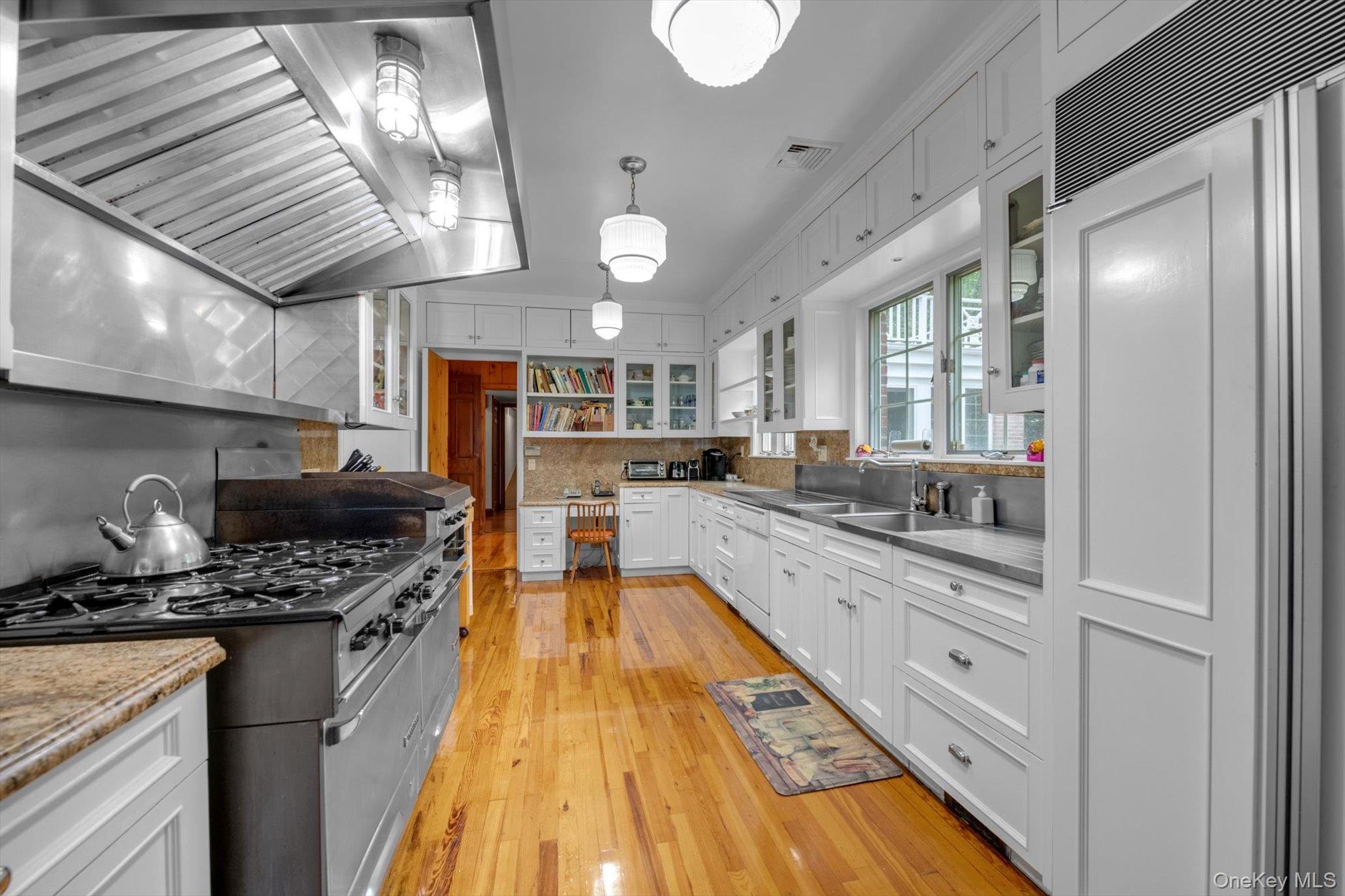 Great Neck, New York, 11021, United States, 5 Bedrooms Bedrooms, ,6 BathroomsBathrooms,Residential,Active,1824539