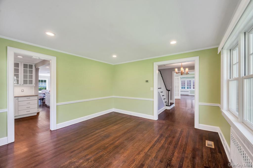 White Plains, New York, 10605, United States, 5 Bedrooms Bedrooms, ,4 BathroomsBathrooms,Residential,Pending,2045677