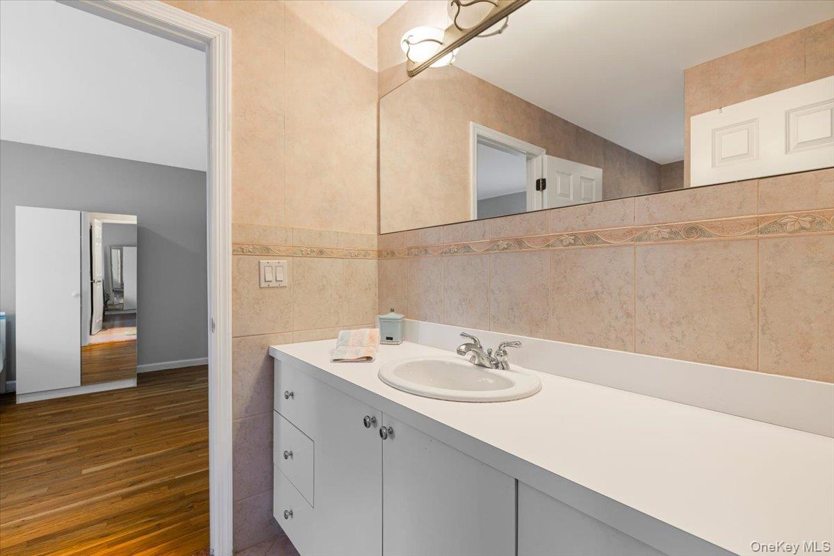 Scarsdale, New York, 10583, United States, 4 Bedrooms Bedrooms, ,4 BathroomsBathrooms,Residential,Active,1951822