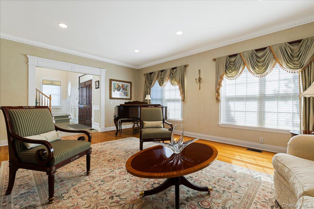Scarsdale, New York, 10583, United States, 4 Bedrooms Bedrooms, ,4 BathroomsBathrooms,Residential,Active,1951822