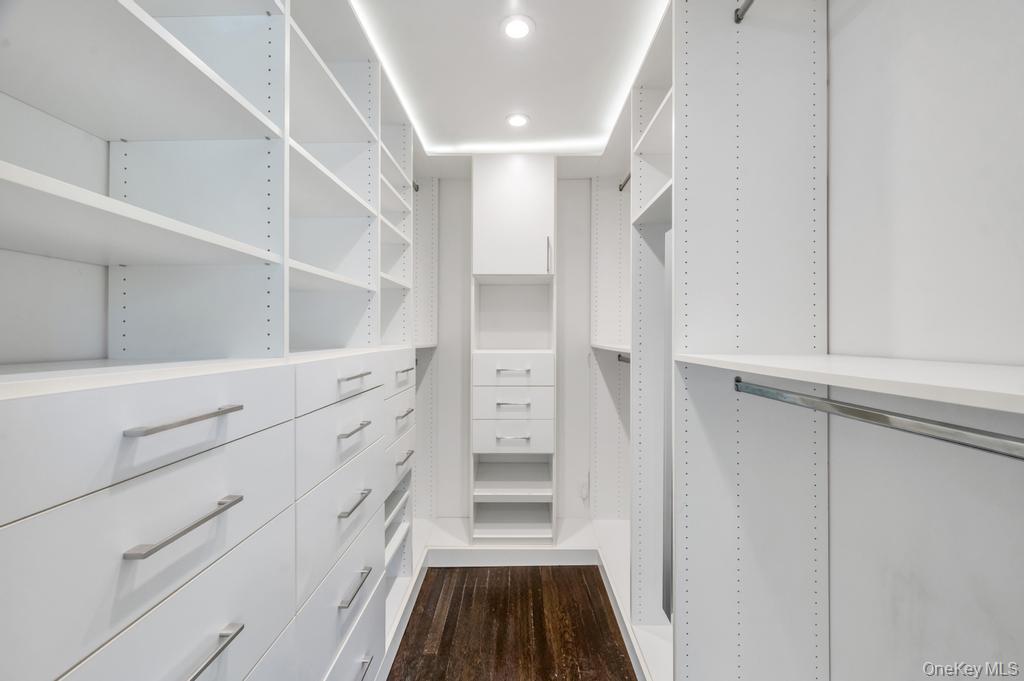 White Plains, New York, 10605, United States, 5 Bedrooms Bedrooms, ,4 BathroomsBathrooms,Residential,Pending,2045677