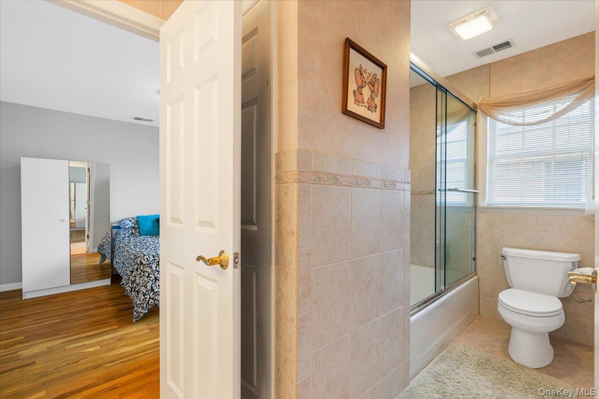 Scarsdale, New York, 10583, United States, 4 Bedrooms Bedrooms, ,4 BathroomsBathrooms,Residential,Active,1951822