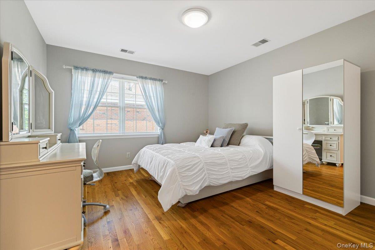 Scarsdale, New York, 10583, United States, 4 Bedrooms Bedrooms, ,4 BathroomsBathrooms,Residential,Active,1951822