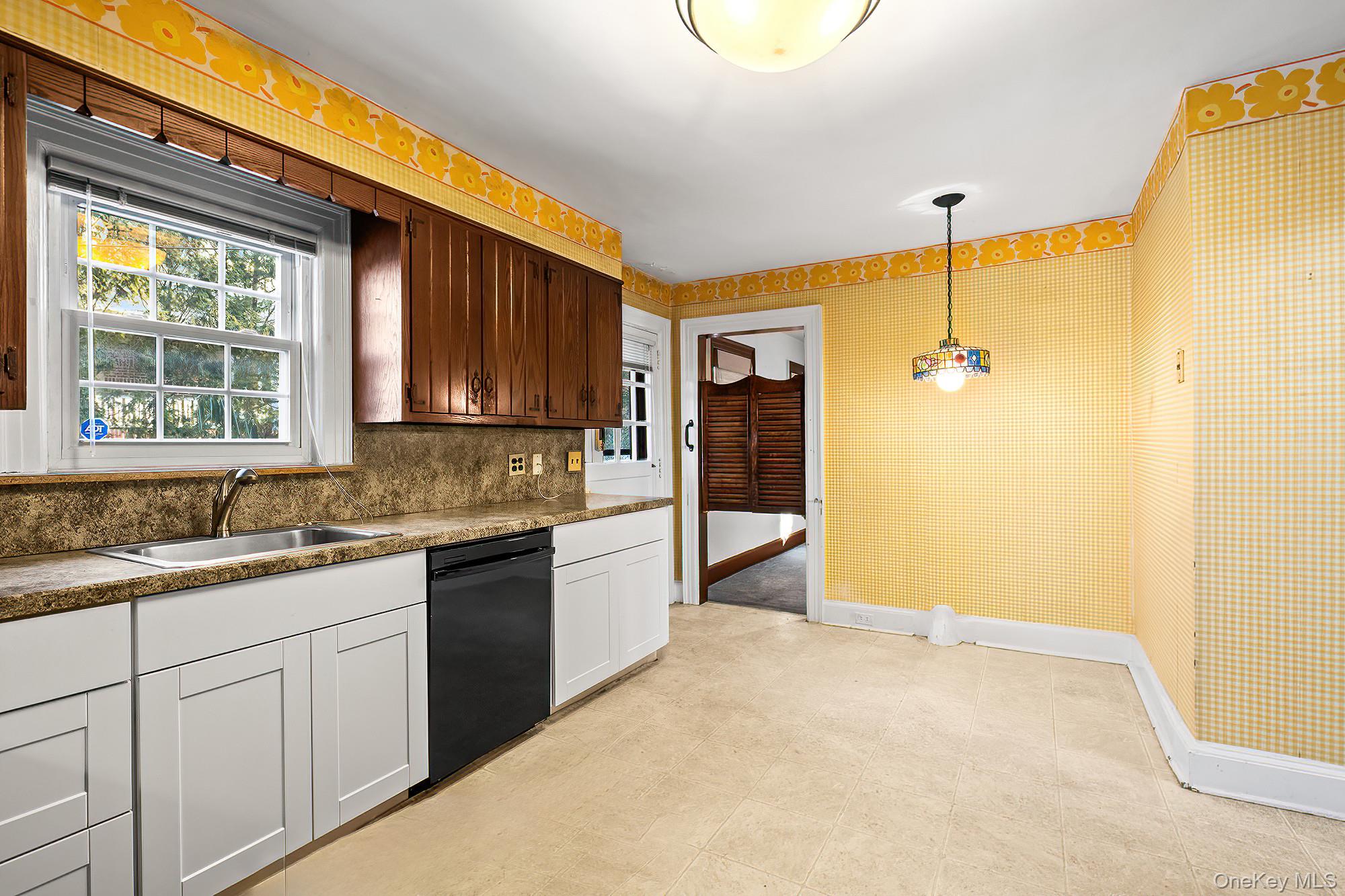 Scarsdale, New York, 10583, United States, 3 Bedrooms Bedrooms, ,2 BathroomsBathrooms,Residential,Pending,2007107