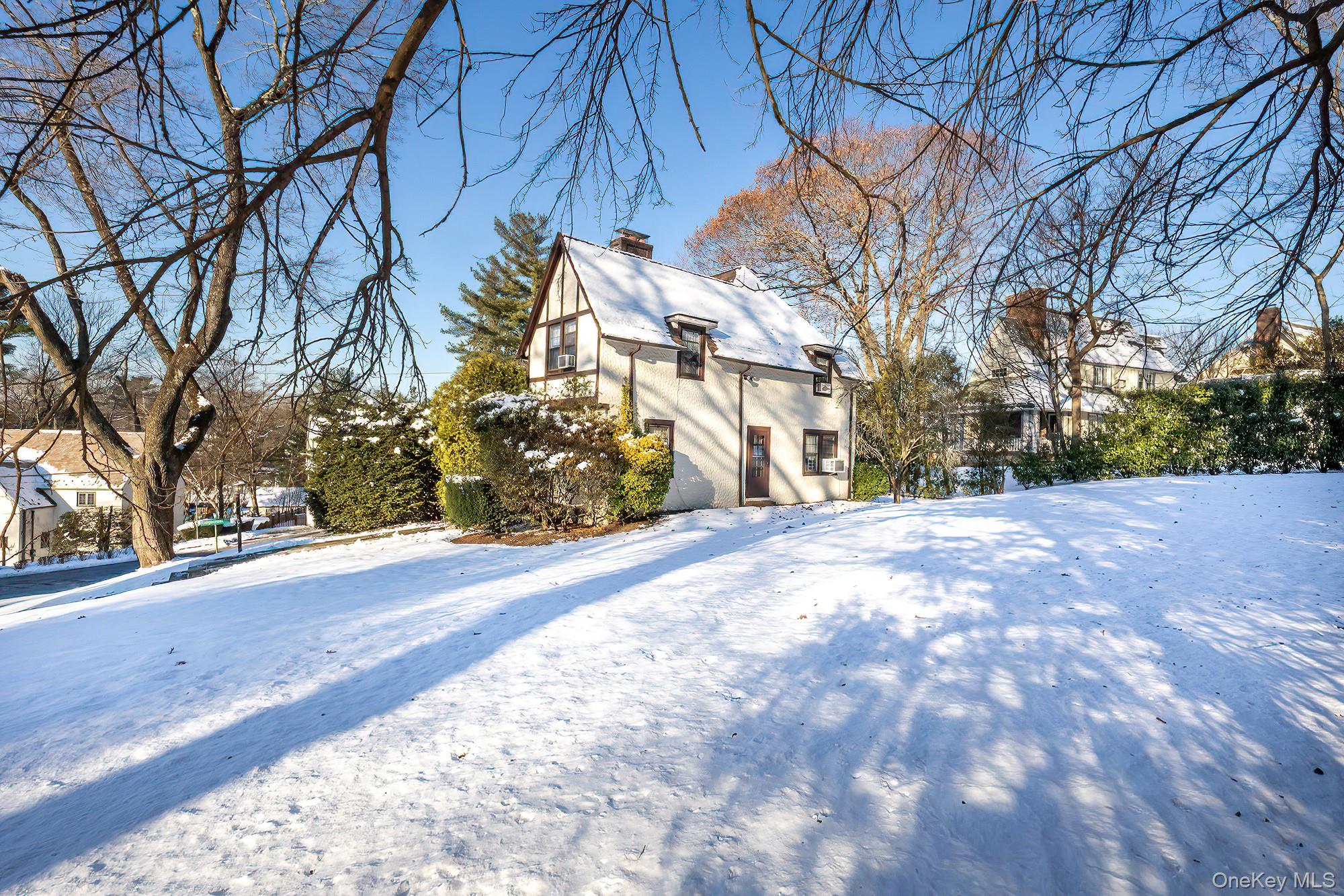 Scarsdale, New York, 10583, United States, 3 Bedrooms Bedrooms, ,2 BathroomsBathrooms,Residential,Pending,2007107