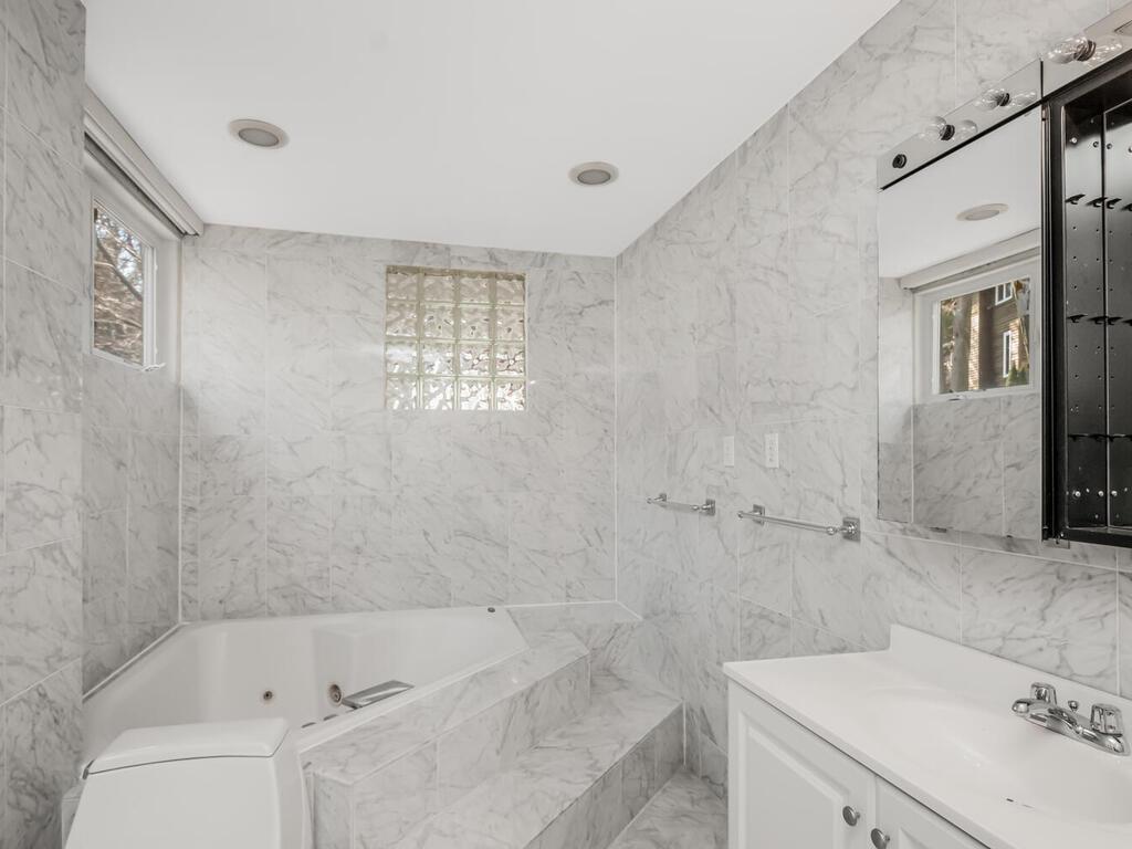 Bronx, New York, 10471, United States, 4 Bedrooms Bedrooms, ,3 BathroomsBathrooms,Residential,Active,1764906