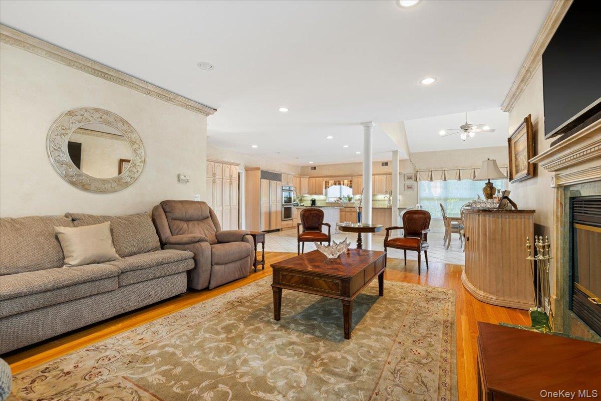 Scarsdale, New York, 10583, United States, 4 Bedrooms Bedrooms, ,4 BathroomsBathrooms,Residential,Active,1951822