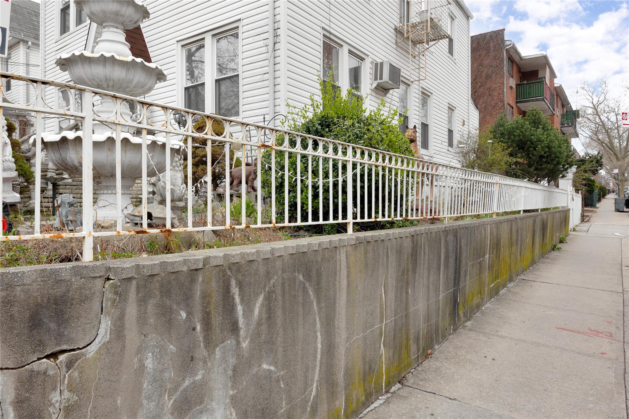 Elmhurst, New York, 11373, United States, ,7 BathroomsBathrooms,Residential,Pending,1825061