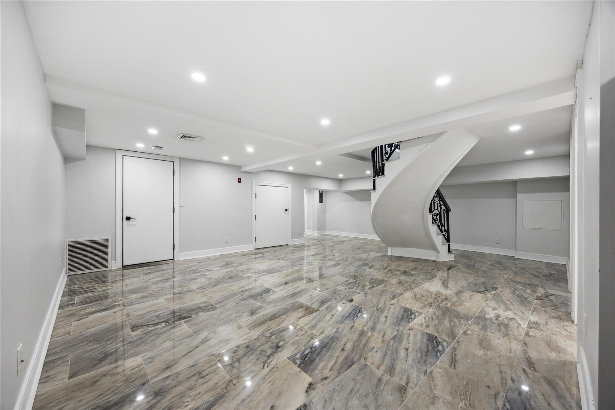 Douglaston, New York, 11363, United States, ,5 BathroomsBathrooms,Residential,Active,1741588