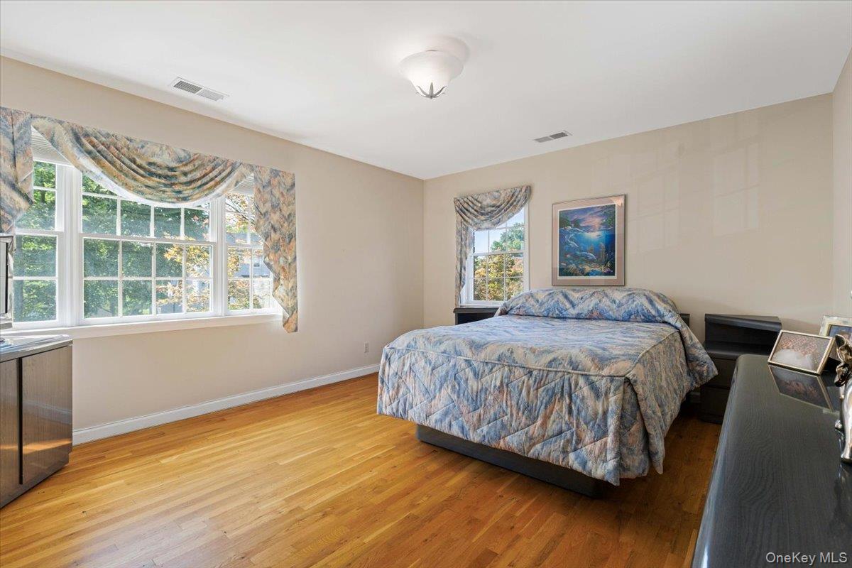 Scarsdale, New York, 10583, United States, 4 Bedrooms Bedrooms, ,4 BathroomsBathrooms,Residential,Active,1951822