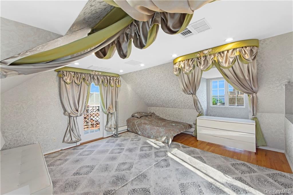 Brooklyn, New York, 11235, United States, 3 Bedrooms Bedrooms, ,5 BathroomsBathrooms,Residential,Active,1912831