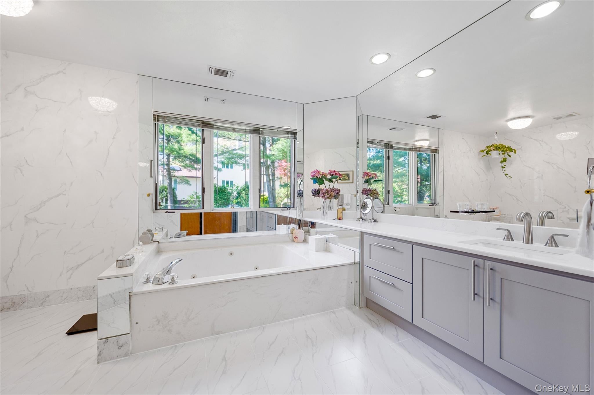 Manhasset, New York, 11030, United States, 5 Bedrooms Bedrooms, ,6 BathroomsBathrooms,Residential,Active,1788462