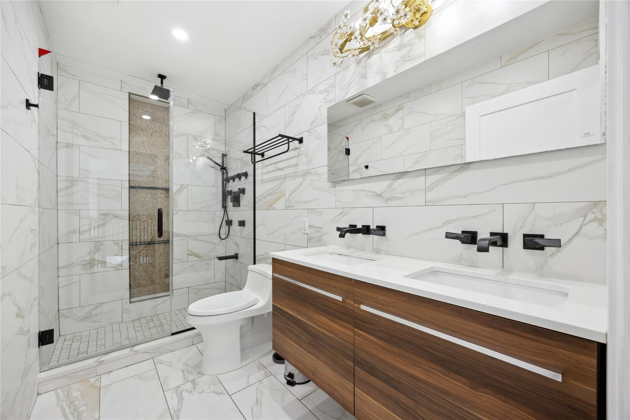 Douglaston, New York, 11363, United States, ,5 BathroomsBathrooms,Residential,Active,1741588