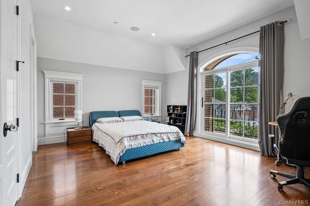 Little Neck, New York, 11362, United States, 5 Bedrooms Bedrooms, ,6 BathroomsBathrooms,Residential,Active,1908169