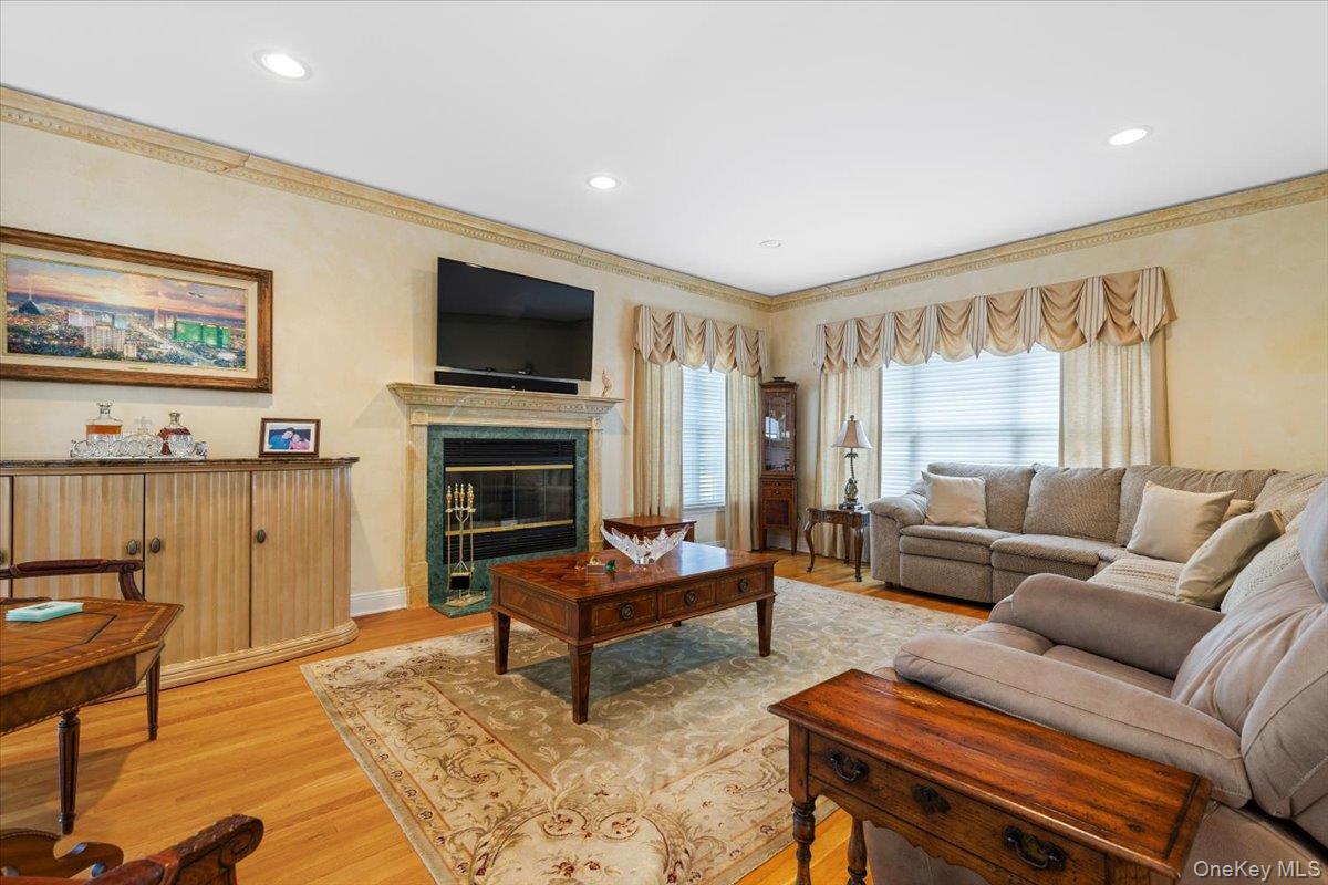 Scarsdale, New York, 10583, United States, 4 Bedrooms Bedrooms, ,4 BathroomsBathrooms,Residential,Active,1951822