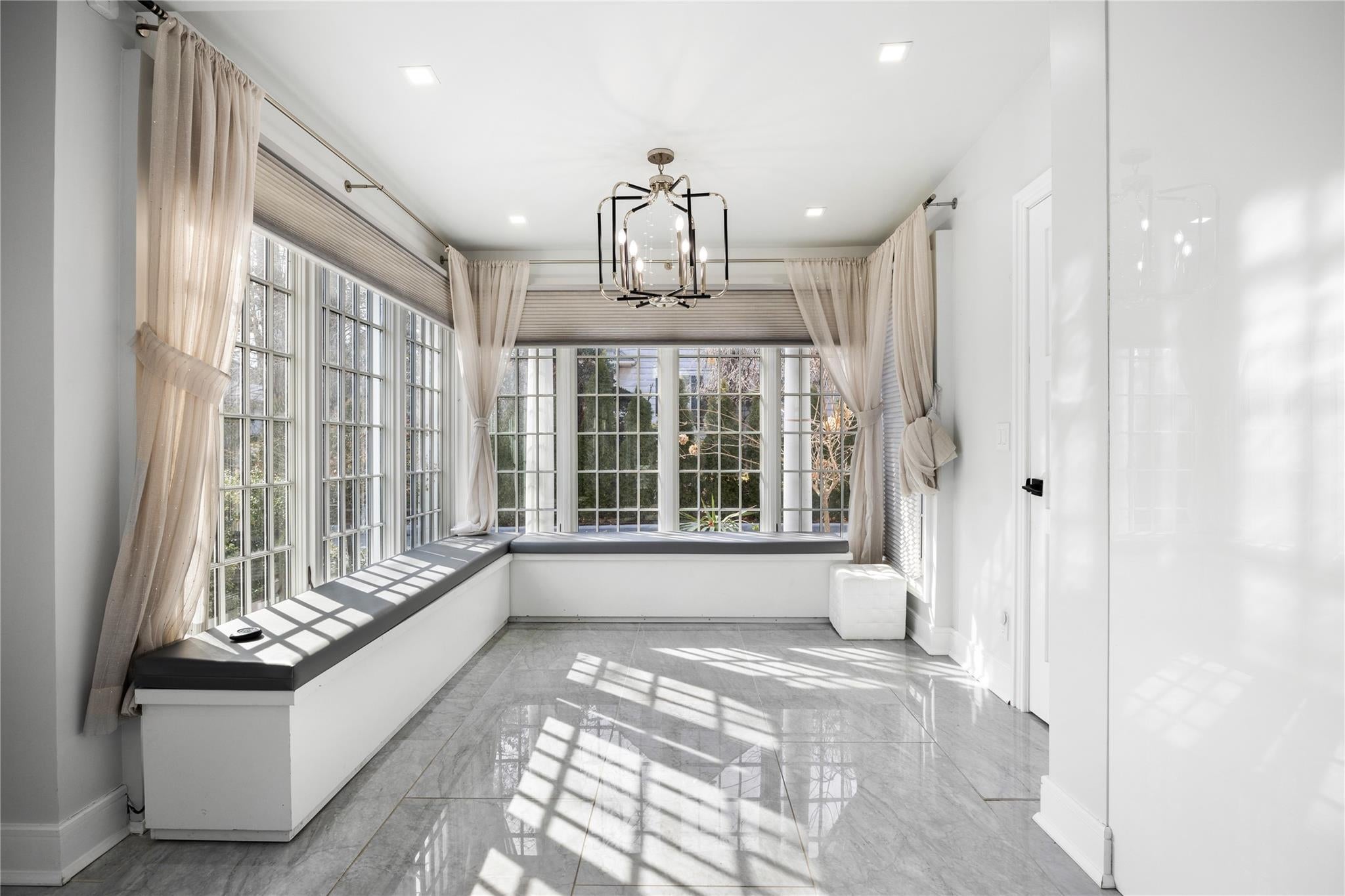 Douglaston, New York, 11363, United States, ,5 BathroomsBathrooms,Residential,Active,1741588