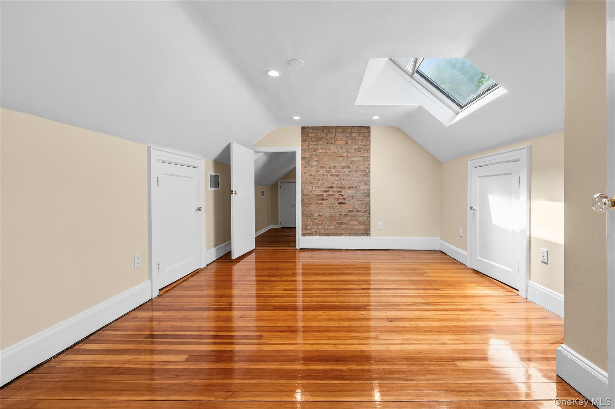 Great Neck, New York, 11021, United States, 5 Bedrooms Bedrooms, ,4 BathroomsBathrooms,Residential,Active,1885010