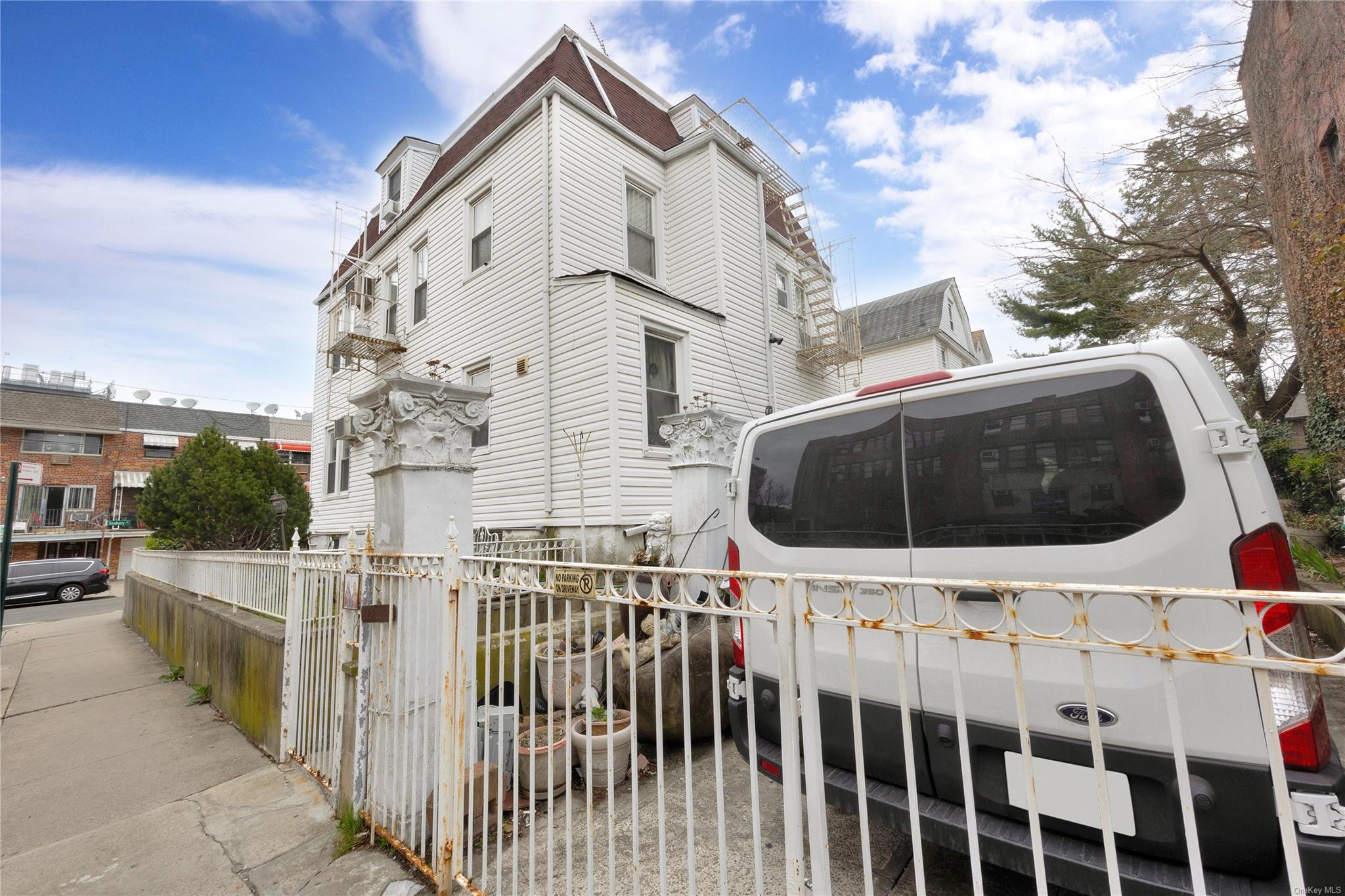 Elmhurst, New York, 11373, United States, ,7 BathroomsBathrooms,Residential,Pending,1825061