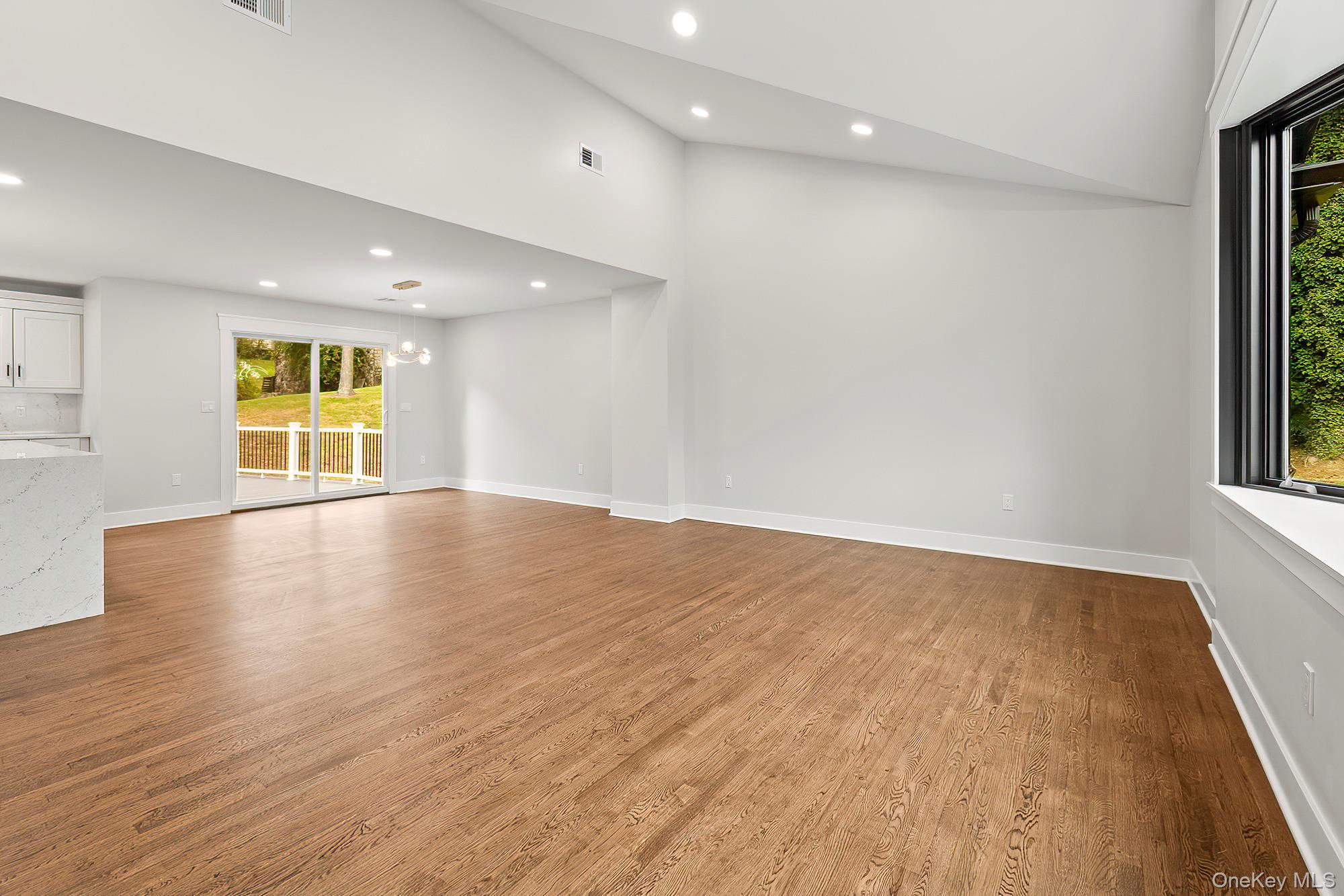 White Plains, New York, 10607, United States, 4 Bedrooms Bedrooms, ,3 BathroomsBathrooms,Residential,Active,1965798