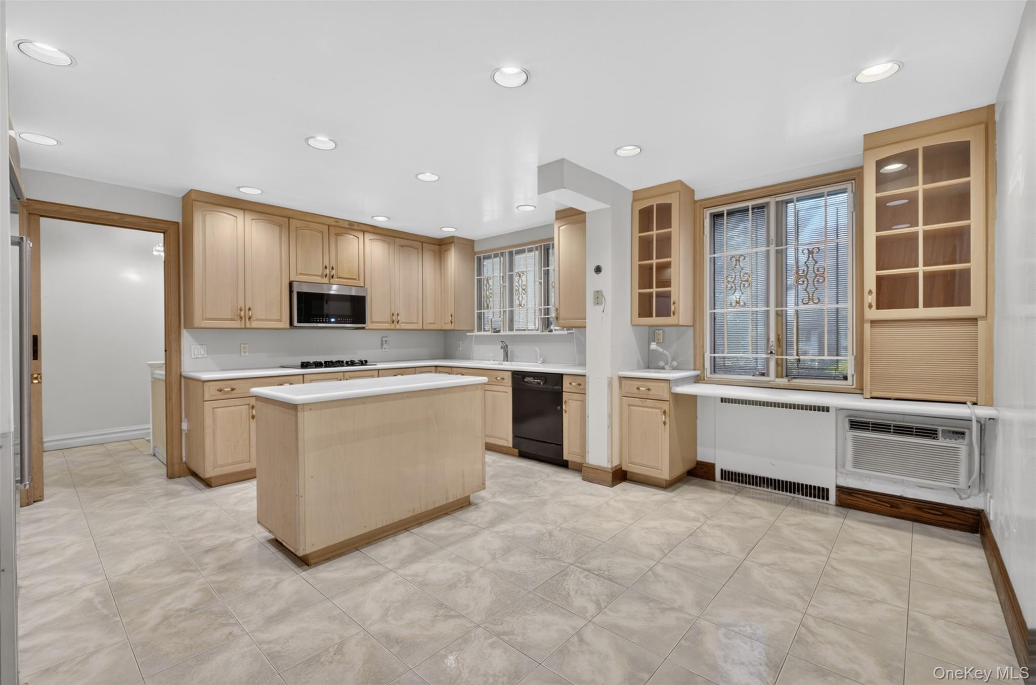 Flushing, New York, 11354, United States, 7 Bedrooms Bedrooms, ,6 BathroomsBathrooms,Residential,Active,2043439