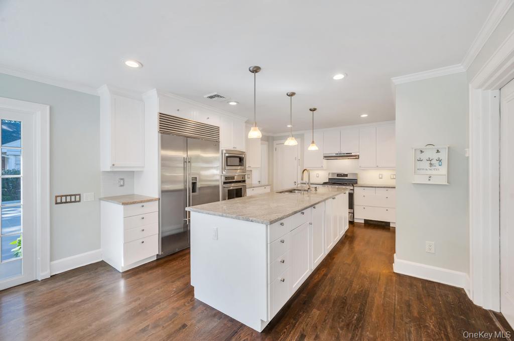 White Plains, New York, 10605, United States, 5 Bedrooms Bedrooms, ,4 BathroomsBathrooms,Residential,Pending,2045677