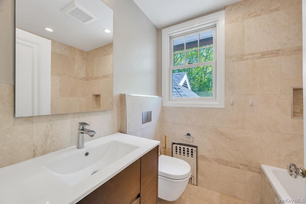 White Plains, New York, 10605, United States, 5 Bedrooms Bedrooms, ,4 BathroomsBathrooms,Residential,Pending,2045677