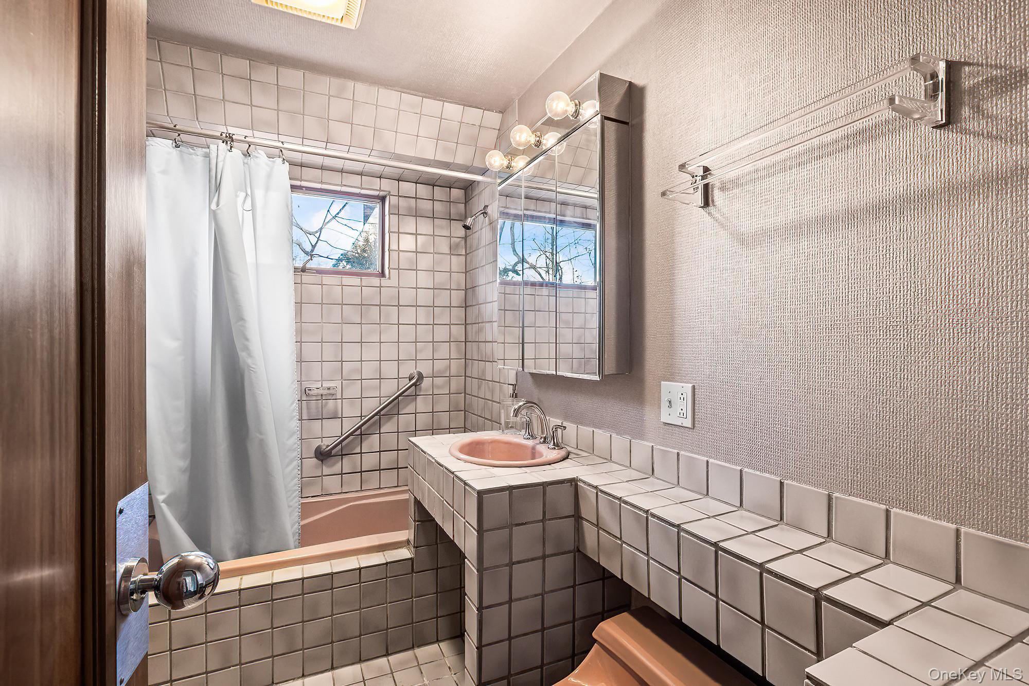 Scarsdale, New York, 10583, United States, 3 Bedrooms Bedrooms, ,2 BathroomsBathrooms,Residential,Pending,2007107