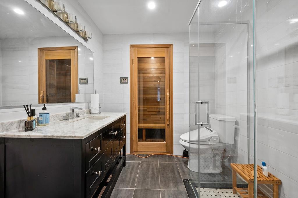 Little Neck, New York, 11362, United States, 5 Bedrooms Bedrooms, ,6 BathroomsBathrooms,Residential,Active,1908169