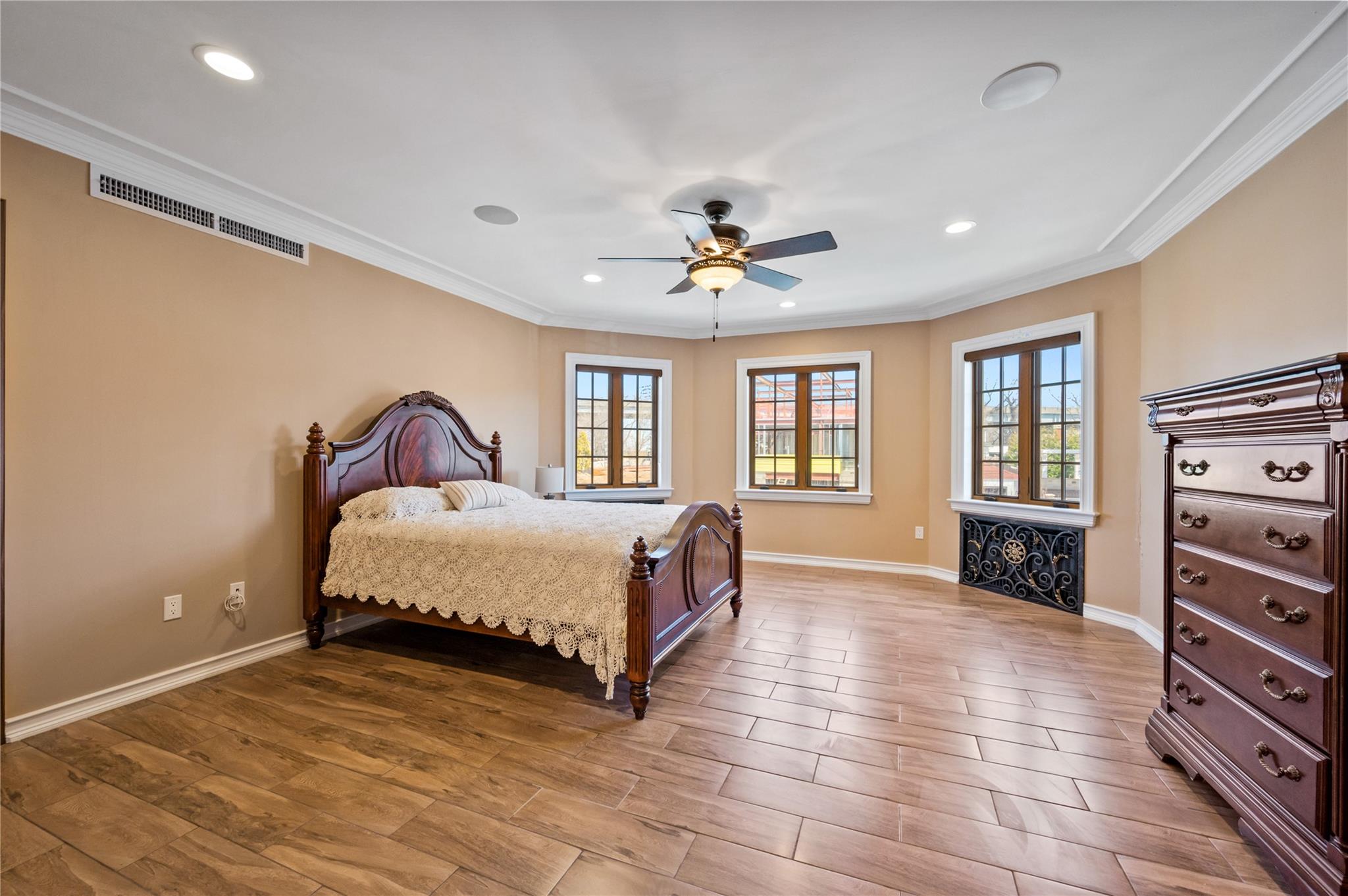 Malba, New York, 11357, United States, 5 Bedrooms Bedrooms, ,7 BathroomsBathrooms,Residential,Active,1761248