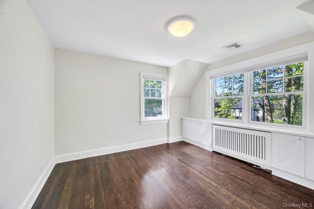 White Plains, New York, 10605, United States, 5 Bedrooms Bedrooms, ,4 BathroomsBathrooms,Residential,Pending,2045677