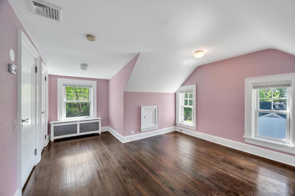 White Plains, New York, 10605, United States, 5 Bedrooms Bedrooms, ,4 BathroomsBathrooms,Residential,Pending,2045677